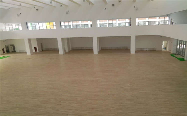 楓木風(fēng)雨操場木地板**品牌